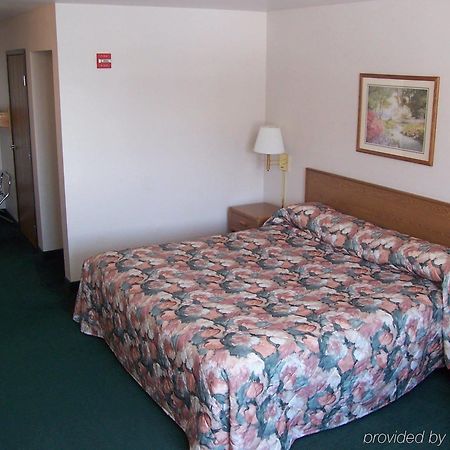 Budget Host Inn & Suites North Branch Номер фото