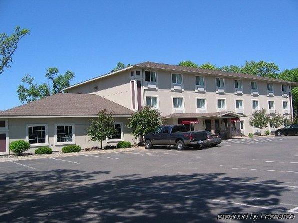 Budget Host Inn & Suites North Branch Екстер'єр фото