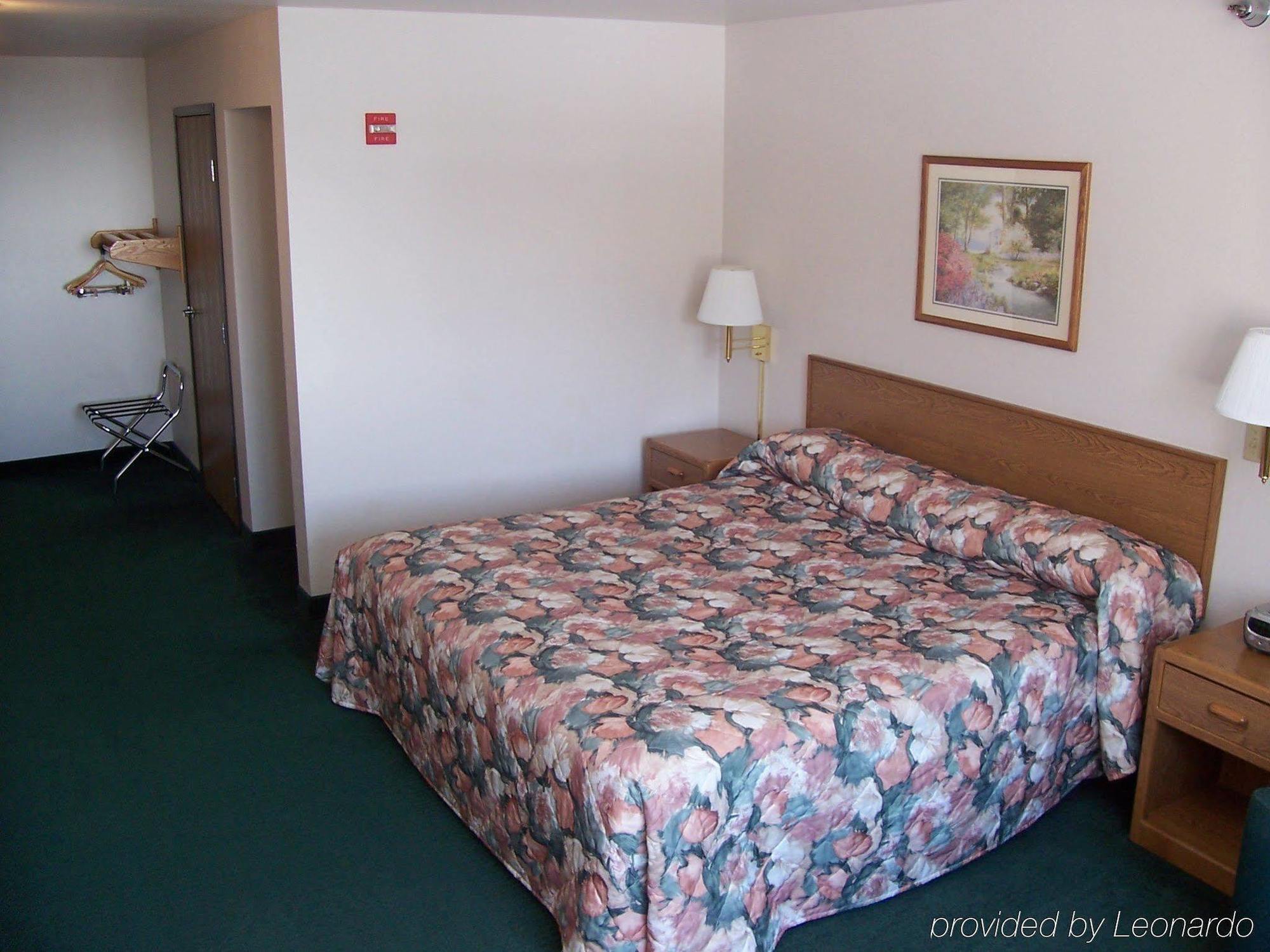 Budget Host Inn & Suites North Branch Номер фото